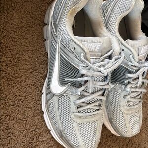 Nike Women's Light Gray Sneakers